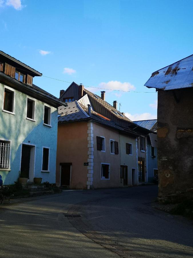 Joli T2 Dans Une Maison De Village Chateauroux-les-Alpes Exterior foto